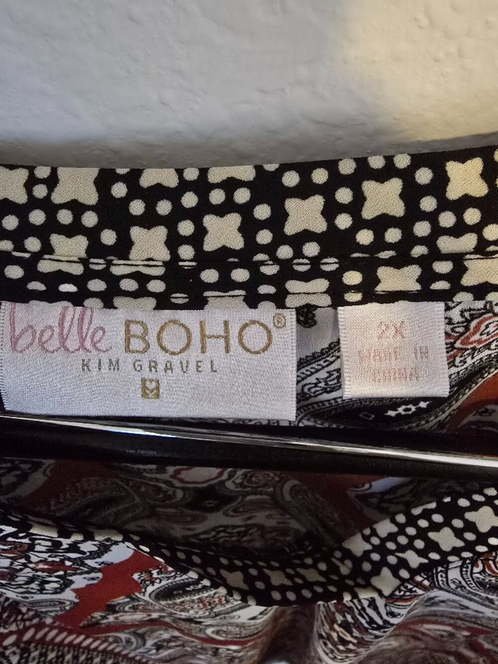 Belle Boho by Kim Gravel Border Print V-Neck Tunic - Black/White/Red - 2X EUC - Picture 4 of 10